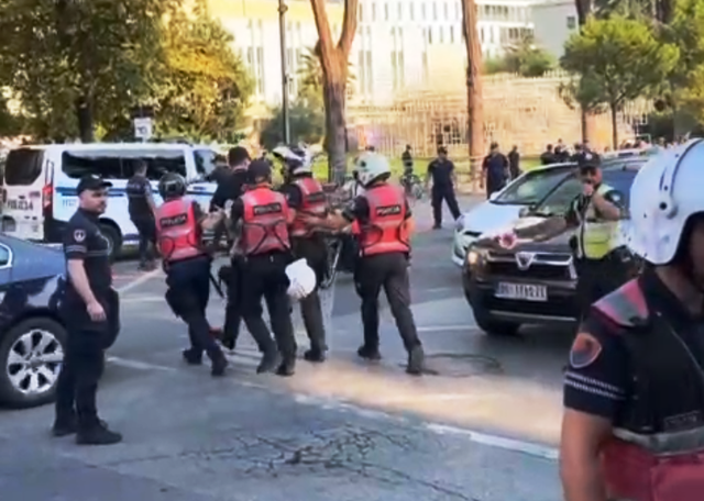 Tension para Kuvendit, shoqërohen dy protestues