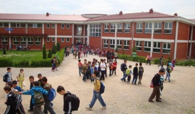 Ministria e Arsimit udhëzon përdorimin e ChatGPT në shkolla: IA ndihmon, por nuk zëvendëson mësuesin
