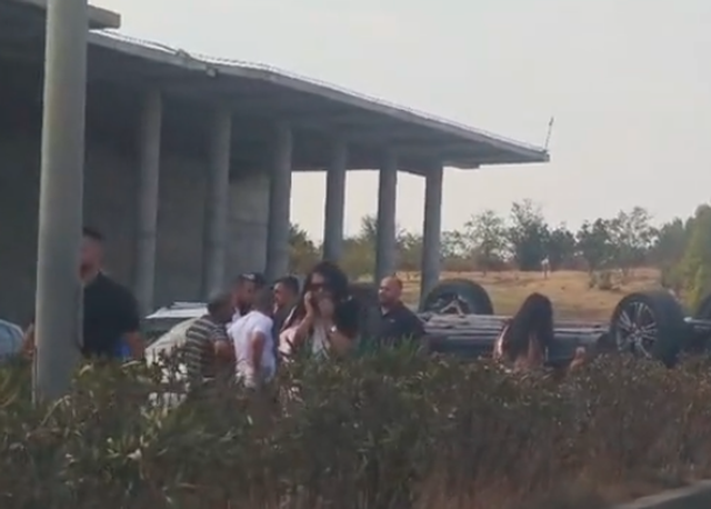 Aksident në Tiranë, përmbyset automjeti te “Unaza” në Sauk!