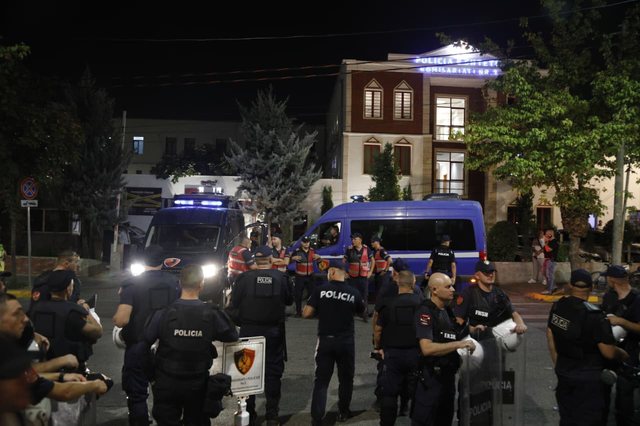 Tensionet para Kryeministrisë dhe përplasjet me policinë, arrestohen 14 protestues
