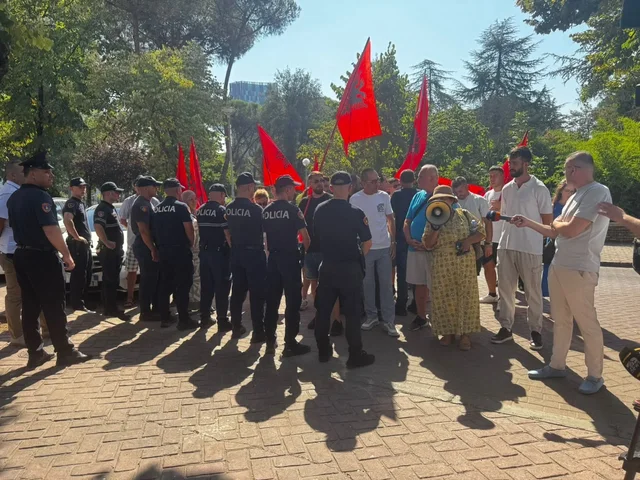 “Turp, parlamenti i krimit”, protestuesit mblidhen para Kryesisë së Kuvendit
