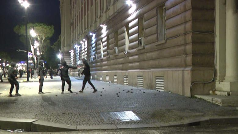 Protestuesit qëllojnë me gurë drejt efektivëve dhe Kryesisë së Kuvendit, policia thirrje për vetëpërmbajtje