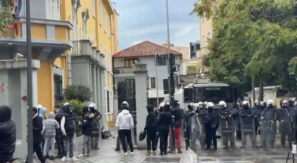 Tensionohet protesta, të rinj me maska hedhin gurë drejt Ministrisë së Arsimit
