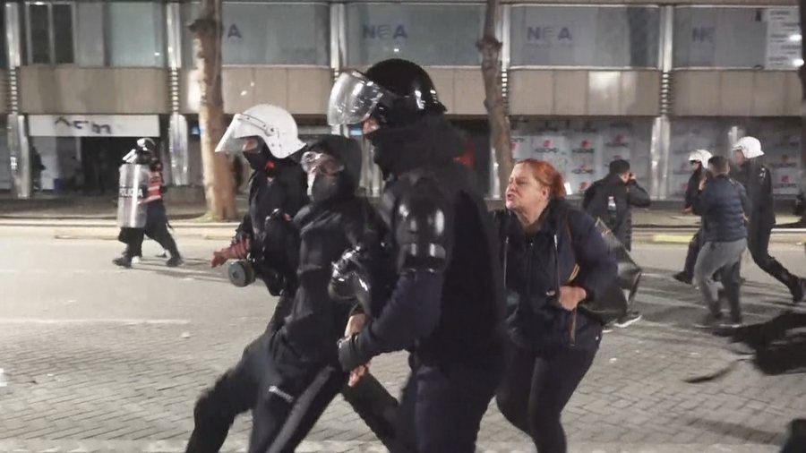 Policia reagon ndaj protestuesve, nisin shoqërimet e para. Të rinjtë sulmojnë bizneset dhe një bankë