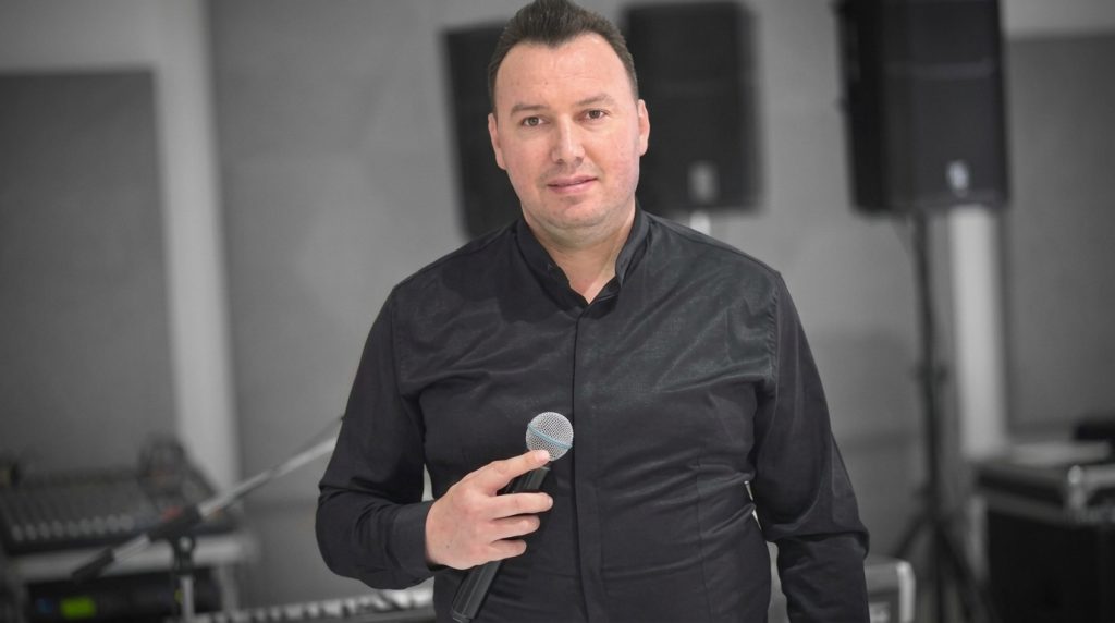 Akuzohet për përndjekje të të miturave, arrestohet këngëtari fierak