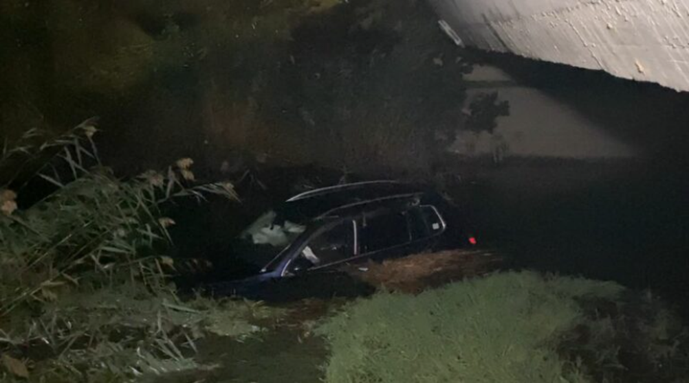 E rëndë në autostradën Fier-Lushnjë/ Plagoset çifti i bashkëshortëve, makina kapërcen barrierat dhe bie në kanal!