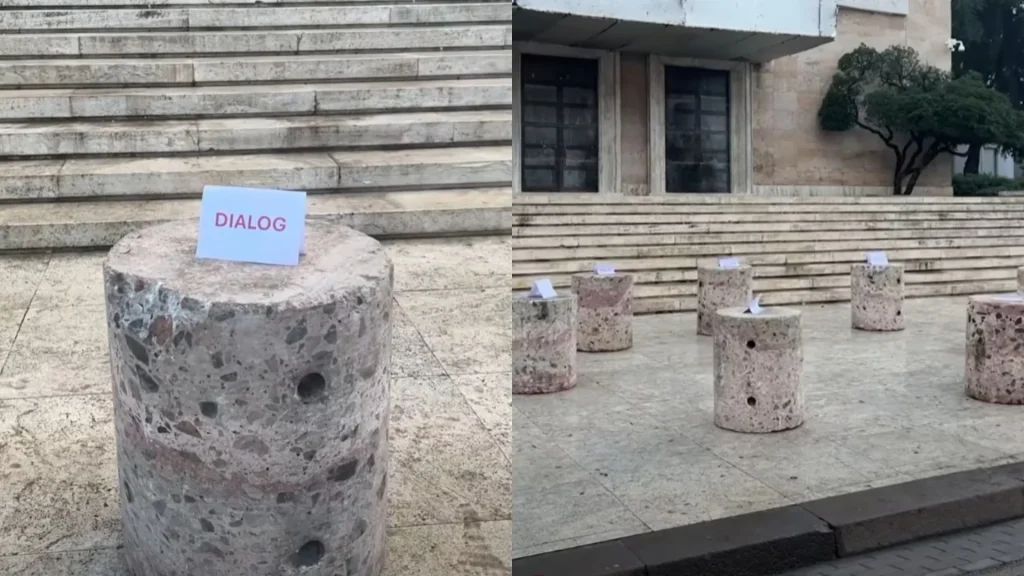 Rama zëvendëson karriget me stola guri dhe bën sërish thirrje për dialog