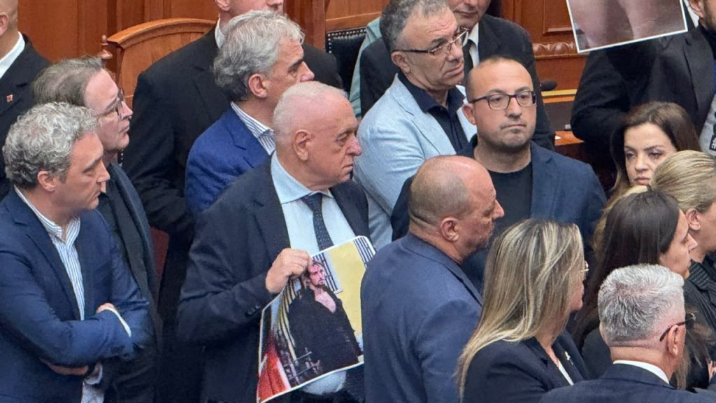 Seanca plenare nis me tension, opozita bllokon foltoren