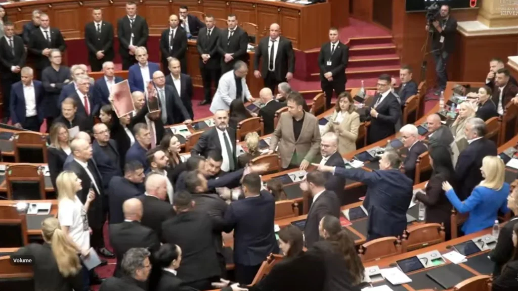 Plas sherri në Kuvend, Noka shtyn dhe i prish mikrofonin Ballës!