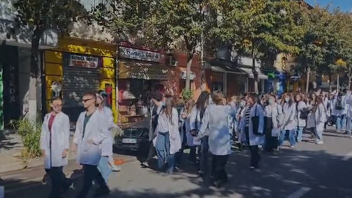 Dita e 11-të e bojkotit, studentët e Mjekësisë dalin në protestë, u bashkohen dhe mjekët specializantë