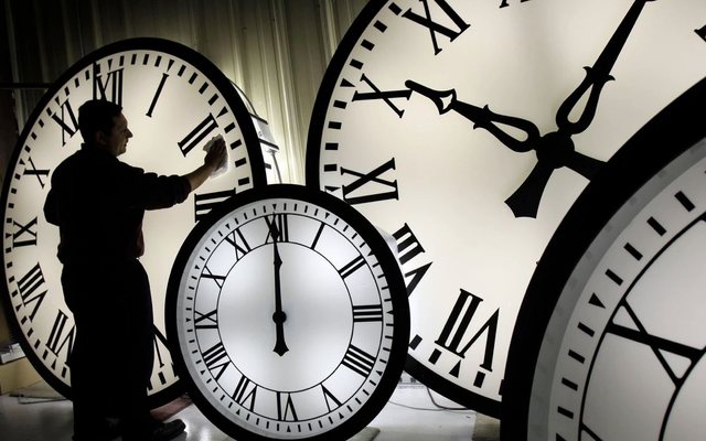 Të dielën kthehet koha dimërore, akrepat shkojnë 60 minuta prapa