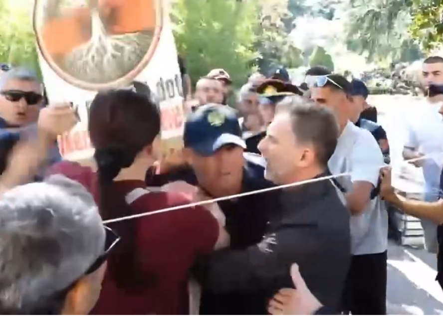 Banorët e Memaliajt protestojnë para Kuvendit, përplasen me Braçen!