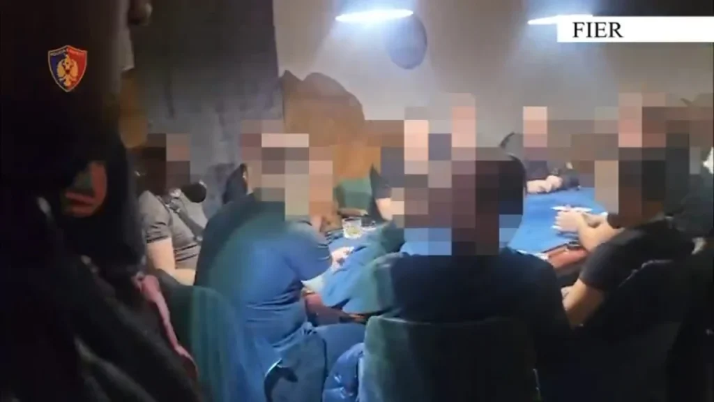 Poker me 8 mijë euro në tavolinë, arrestohen dy persona në Fier, 16 persona nën hetim