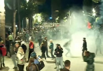 Tension te Kryeministria, policia ndërhyn me ujë e gaz për të shpërndarë protestuesit
