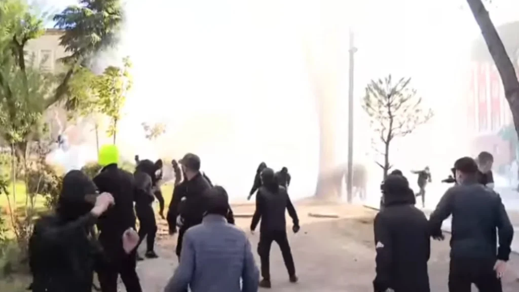 “Me plumba gome, vazhdoni”/ Tjetër përballje mes protestuesve dhe policisë te Kryeministria! (Urdhri nga megafoni)