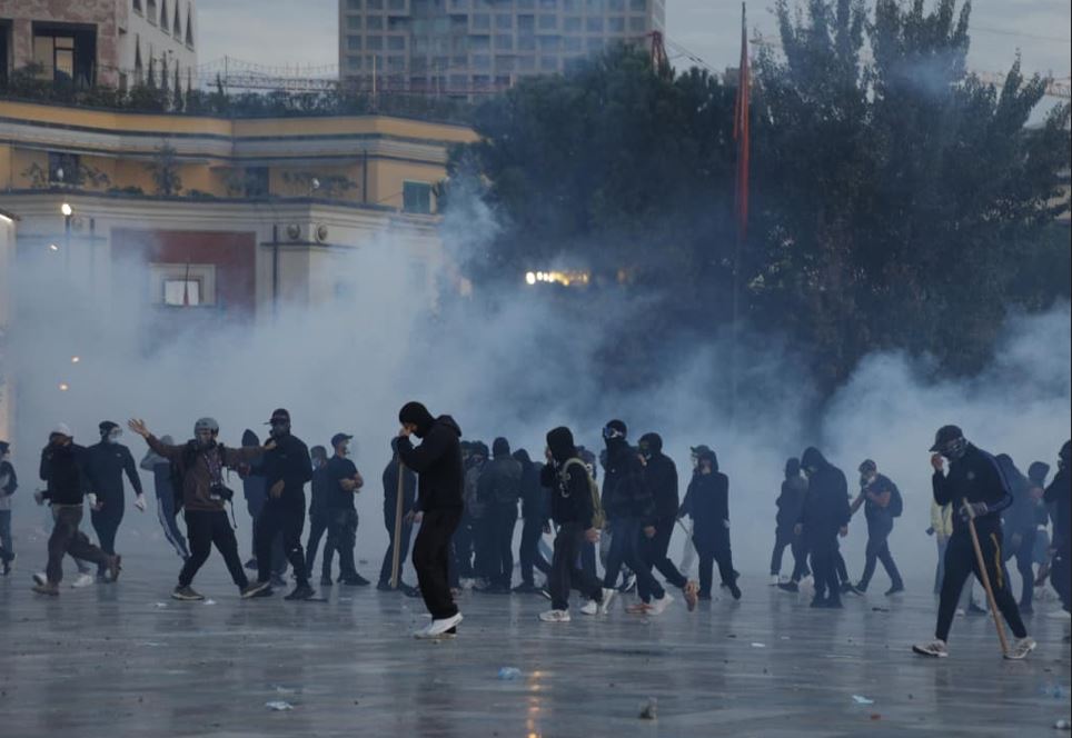 Protesta e dhunshme e së shtunës në Tiranë, 23 të arrestuar dhe 30 të shpallur në kërkim (EMRAT)