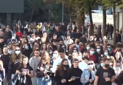 “Rama, jepe dorëheqjen”/ Protestues e studentë marshojnë drejt Ministrisë së Arsimit!