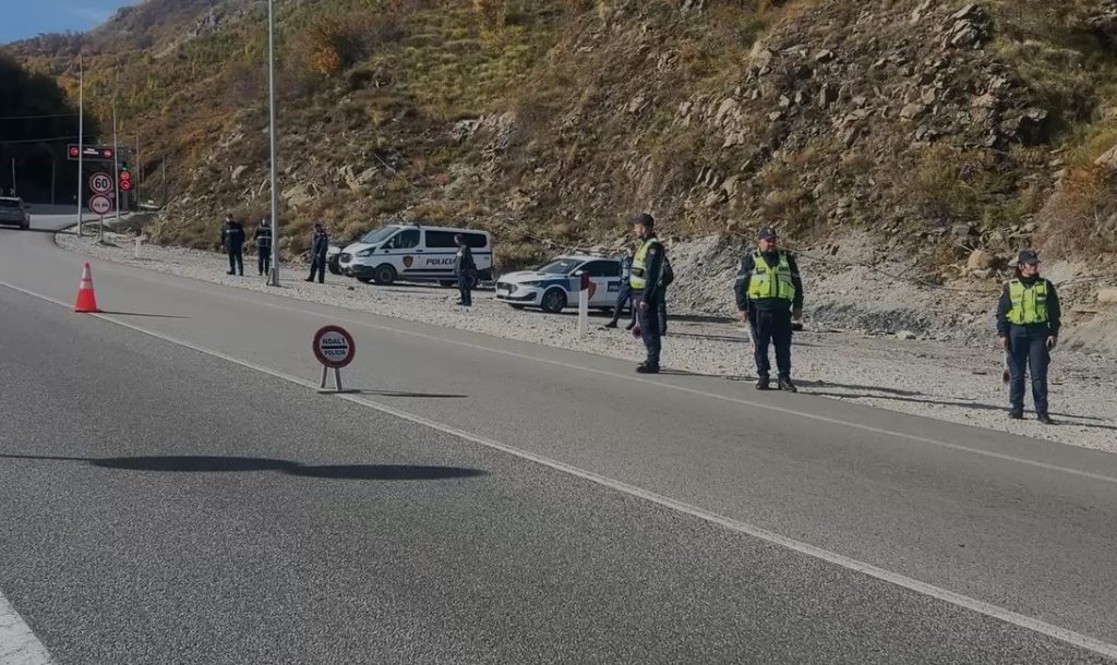 Protesta kombëtare/ Policia “blindon” rrugën e Arbrit, ndalohen disa makina!