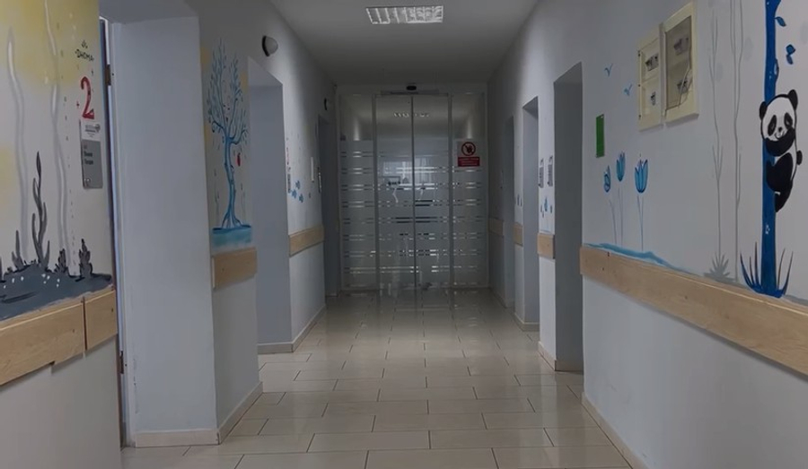 Skandali i helmimit të 11 fëmijëve në Korçë/ Dëshmia e prindit: Enët mund të kenë qenë të palara!