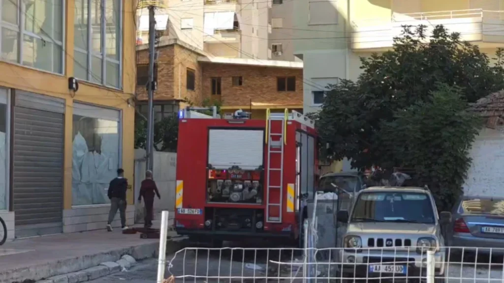 Merr flakë kabina elektrike në Fier, dhjetëra familje pa energji elektrike!