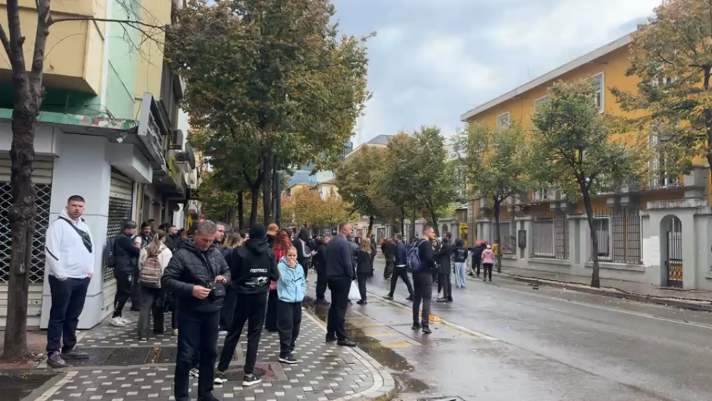 Dita e 13-të e protestës/ Qytetarët nisin të mblidhen para Ministrisë së Arsimit