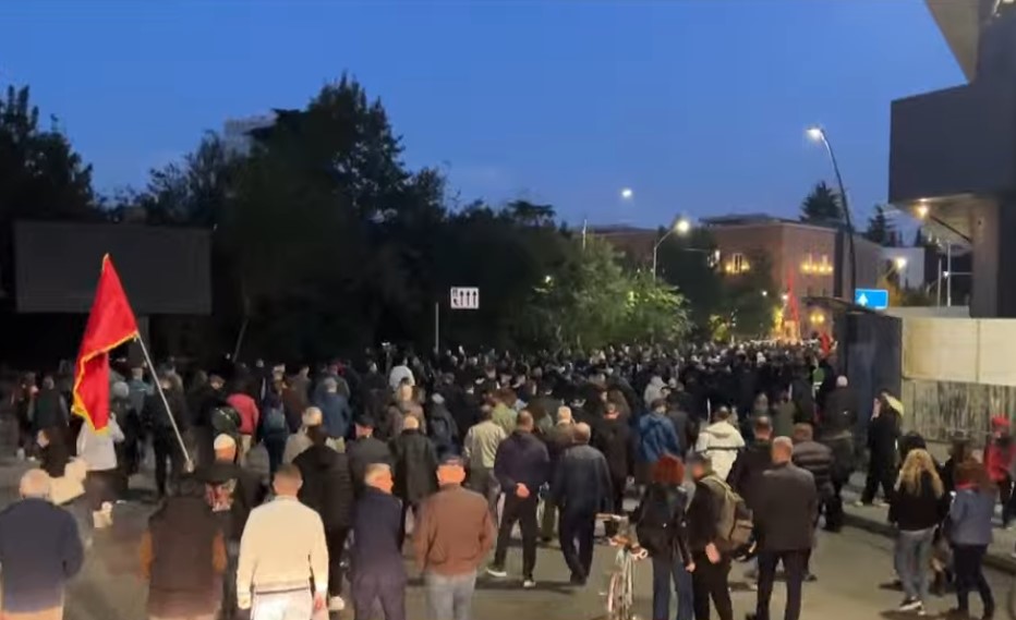 Pas grumbullimit te Ministria e Arsimit, protestuesit marshojnë drejt Kryeministrisë