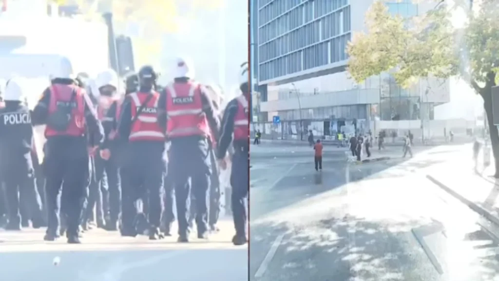 ‘Rruga e Durrësit’ në Tiranë si ‘arenë lufte’/ Protestuesit hedhin gurë, policia i përgjigjet me gaz lotsjellës dhe ujë!