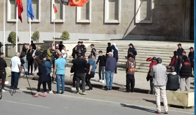 Studentët refuzojnë sërish dialogun me Ramën, përmbysin stolat e betonit të vendosur nga kryeministri