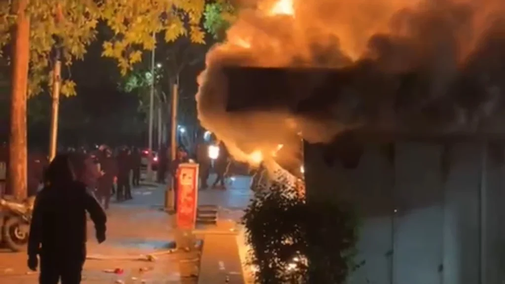 Protestuesit i vënë flakën një tjetër kioske në zonën e Tajvanit