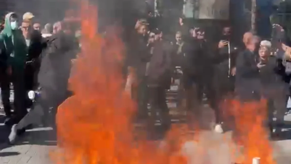 Nis protesta e thirrur nga PD, djegin tryezën e dialogut të kryeministrit Rama!