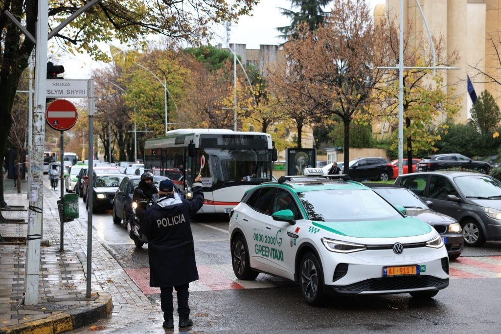 Paralizohet Tirana, trafik kilometrik në akset kryesore të kryeqytetit