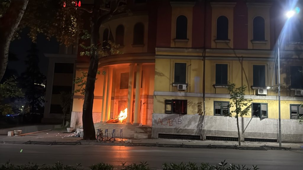 Tirana në kaos, protestuesit i vënë zjarrin Ministrisë së Ekonomisë. Sulmohet edhe Ministria e Brendshme