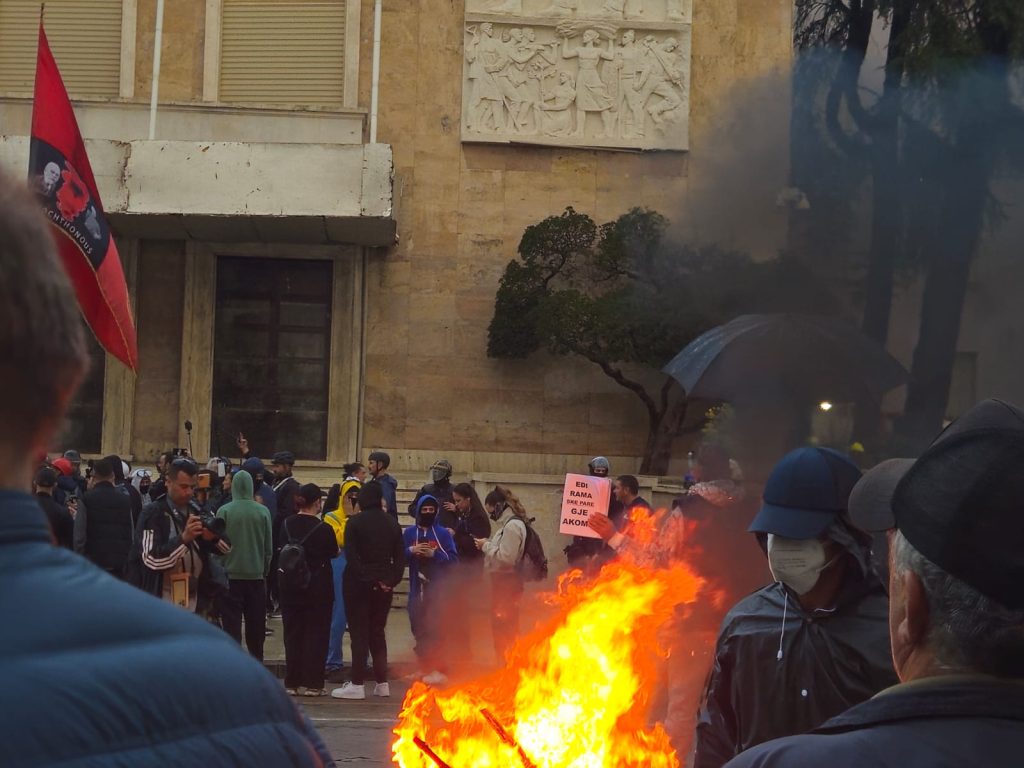 Protestuesit mblidhen para Kryeministrisë, djegin karriget “e dialogut” 