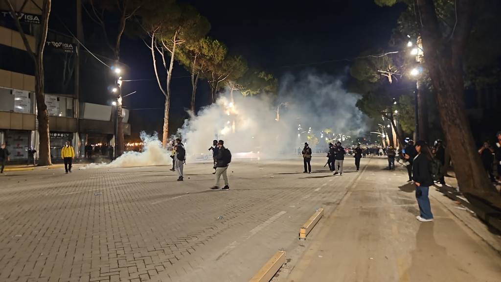 Pas përplasjeve para Kryeministrisë, protestuesit marshojnë drejt sheshit “Skënderbej”