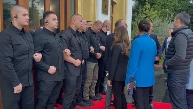 Sot seancë plenare! Garda ndalon 24 deputetët e përjashtuar të hyjnë brenda në Kuvend!