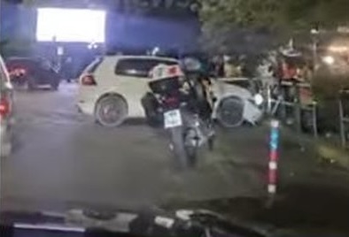 Makina përplaset me barrierat e hekurit te “Rruga e Elbasanit” në Tiranë
