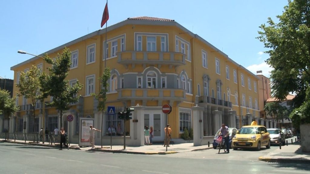 Publikimi i tezës së maturës në rrjetet sociale, reagon Ministria e Arsimit: Provimi po zhvillohet në kushte të plota sigurie