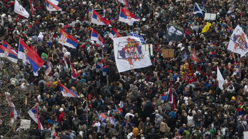 Policia shpërdan me dhunë protestuesit në Novi Sad