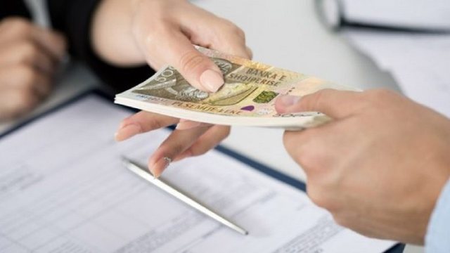 Gjysma e të punësuarve në vend marrin më pak se 630 euro në muaj