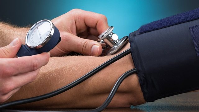 OBSH: Rreth 800 mijë shqiptarë vuajnë nga hipertensioni, konsumojnë shumë kripë