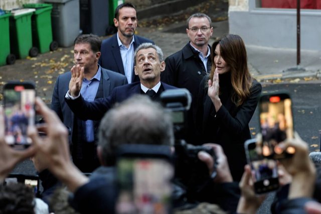 U prit me britma jomiqësore nga të burgosurit, u stërvit dhe filloi të…, si e kaloi Sarkozy ditën e parë në qeli