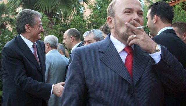 “Ju ditkeni edhe gjuhën e zogjve”, si u mahnit Kosta Simitis me Fatos Nanon kur pa sa gjuhë të huaja fliste