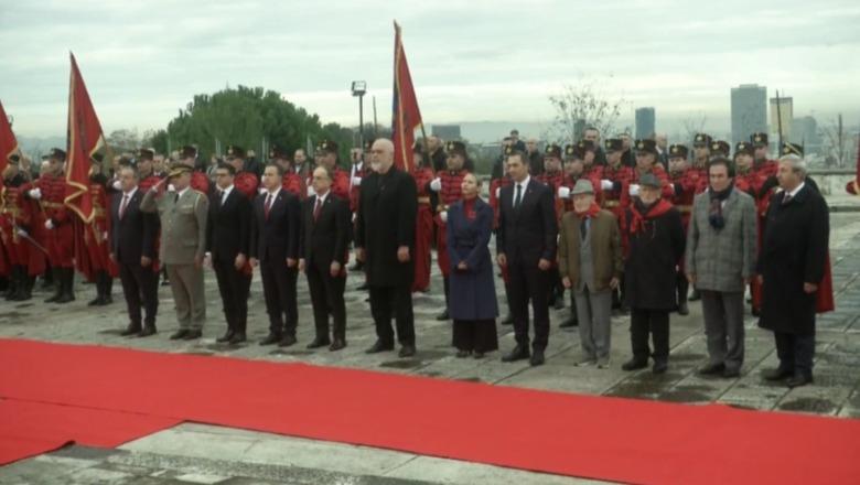 “Lavdi Dëshmorëve të Atdheut”, krerët e shtetit mbajnë homazhe te Varrezat e Dëshmorëve!