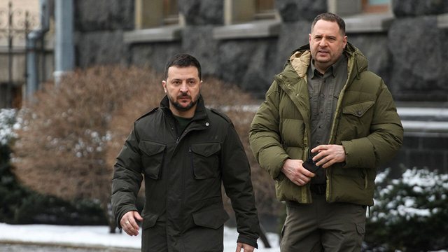Pas dorëheqjes, këshilltari kryesor i Zelensky-t niset drejt frontit të luftës