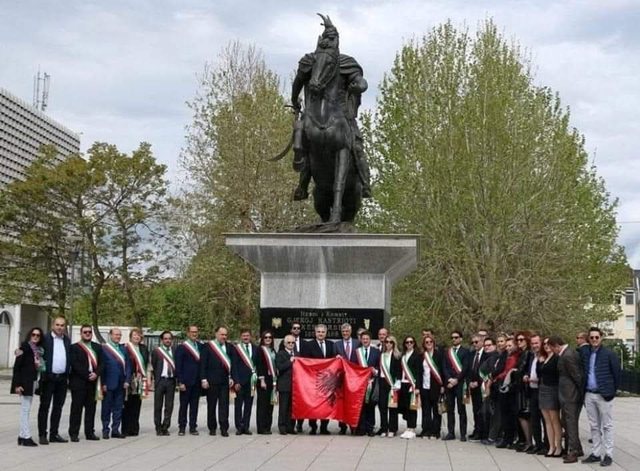 Kryebashkiaku i Piana degli Albanesi uron 113-vjetorin e Pavarësisë së Shqipërisë