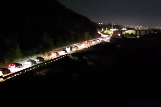 Aksident i frikshëm pranë Tunelit të Krrabës / Përplasen 10 makina, disa përfundojnë mbi njëra-tjetrën! Bllokohet qarkullimi
