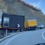 Ishte caktuar si rrugë alternative, dy kamionë paralizojnë përsëri trafikun në Lozhan-Moglicë-Gramsh