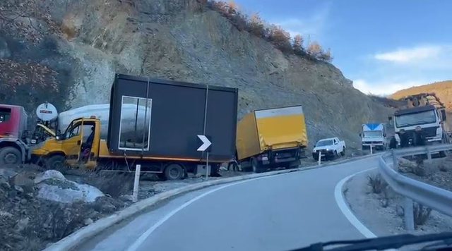 Ishte caktuar si rrugë alternative, dy kamionë paralizojnë përsëri trafikun në Lozhan-Moglicë-Gramsh