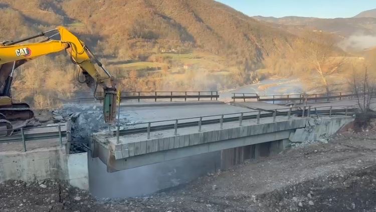 Rrëshqitja masive e tokës në Librazhd, nis demontimi i urës së Dragostunjës tek “Arrat e Gurrës”