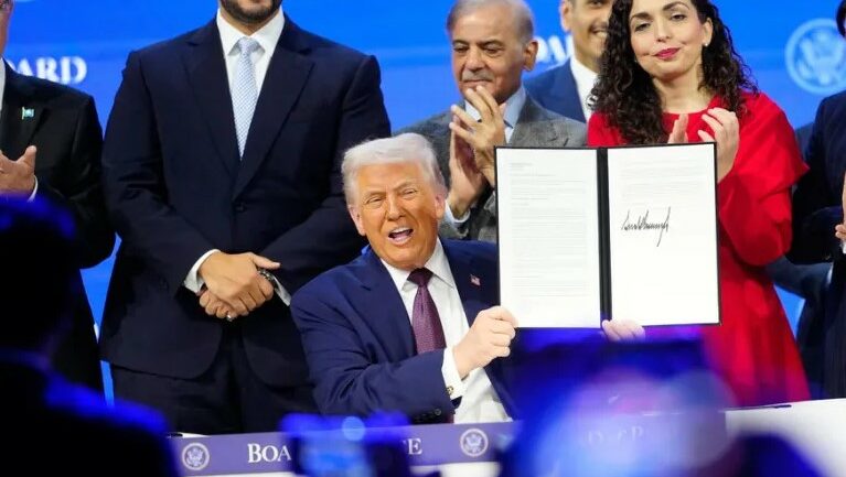 Trump i shkruan Vjosa Osmanit. Lideri amerikan për fundin e mandatit të Presidentes: Bëtë histori!